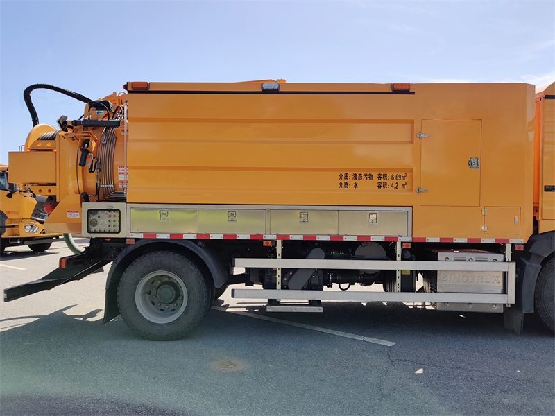 HOWO 6x4 combined jetter truck