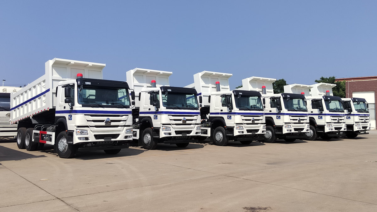 Kupac iz Saudijske Arabije pregledava kiper kamion HOWO od 20 tona