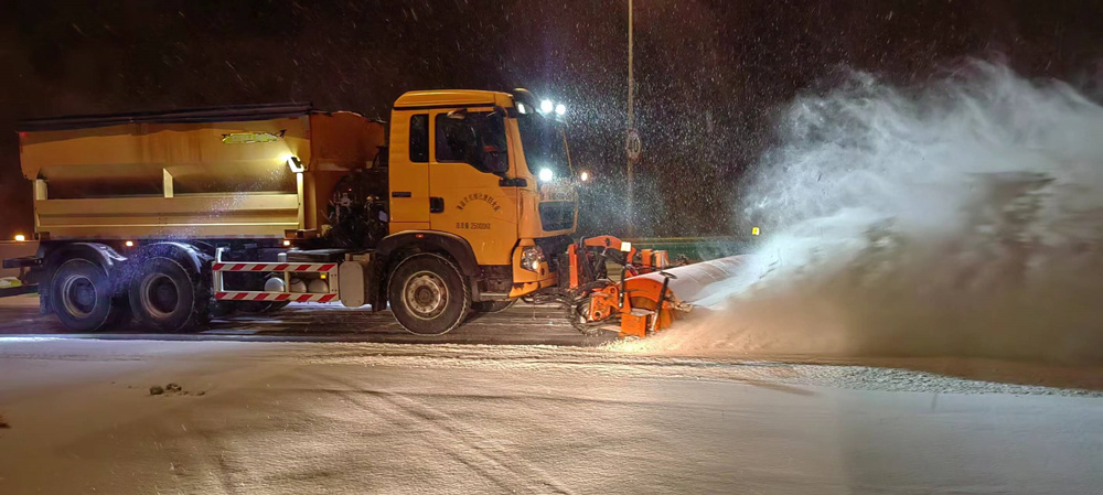 Sinotruk 10cbm multifunctional snow removal and de-icing agent spreader