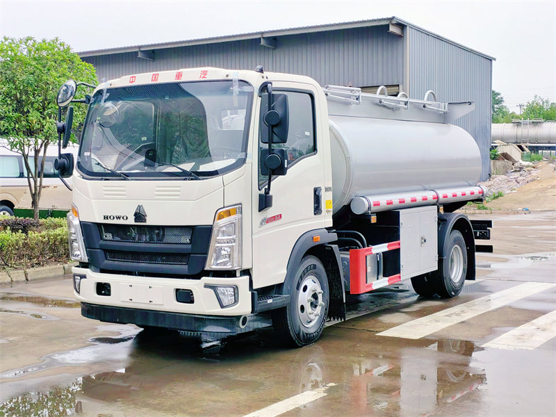 HOWO 6000L oil tank truck