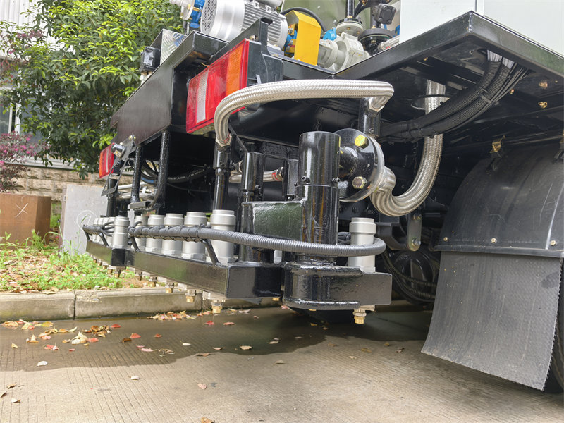 HOWO light asphalt spreader truck