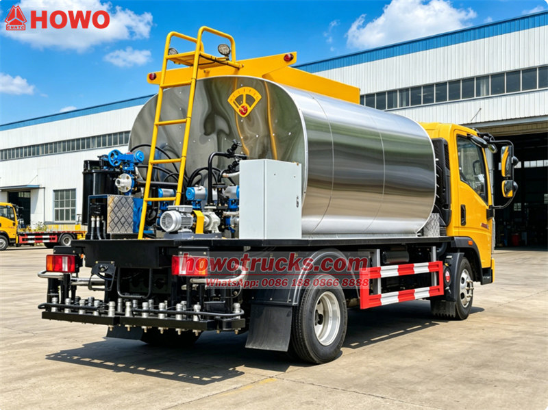 &nbsp;HOWO light asphalt spreader truck